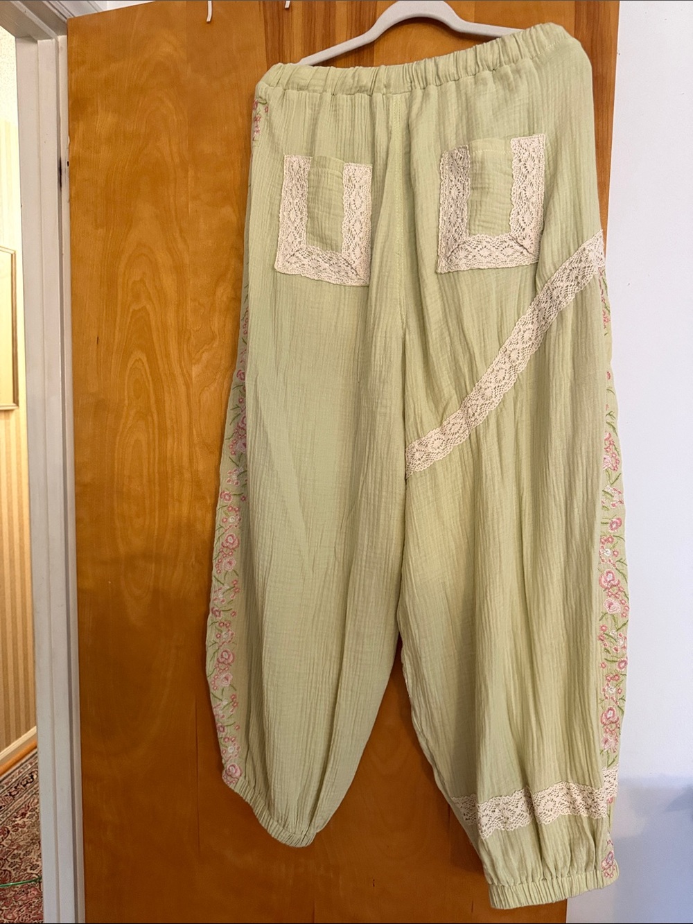 POL Light Green, Floral Patches, Embroidered, Cuffed Boho pants Sz L. Never Worn - Picture 5 of 5